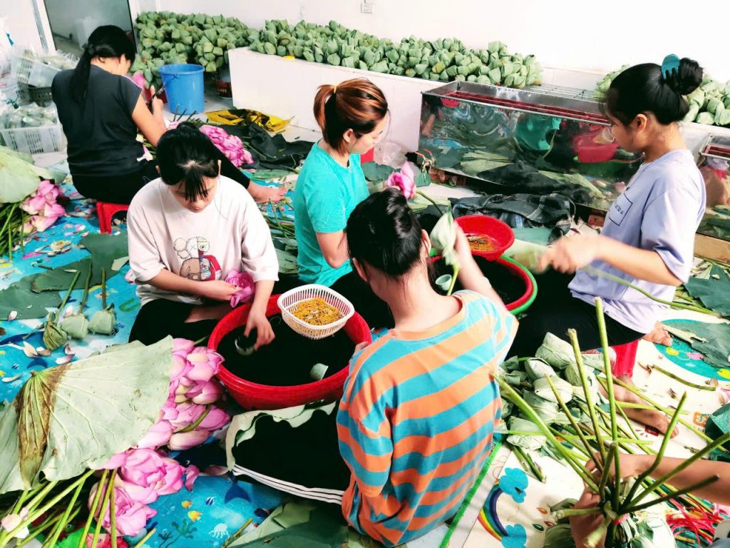 Những ngày mùa làm trà sen vui vẻ